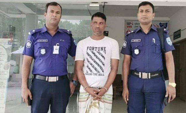 পলাশবাড়ীর চিহ্নিত ডাকাত গালকাটা ময়নুল পুলিশের হাতে গ্রেফতার পলাশবাড়ীর চিহ্নিত ডাকাত গালকাটা ময়নুল পুলিশের হাতে গ্রেফতার